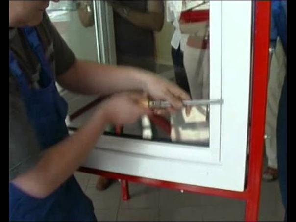 Как открыть окно снаружи без повреждений. Открытие пластикового окна снаружи. Окно открылось в двух положениях как закрыть. Как открыть окно снаружи без повреждений. Пластиковые окна с ключом как открыть.