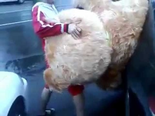 Огромный мишка)Даже в машину не лезет))