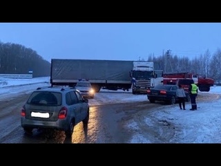 Вытолкнула Шкоду с моста: момент ДТП с фурой на мосту в Башкирии