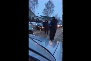 Женщина с палкой блокировала движение на дороге ()
