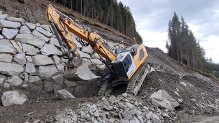 Liebherr R 945 G8 VA - Natursteinmauer - under construction / mittendrin statt nur dabei  1 : 3