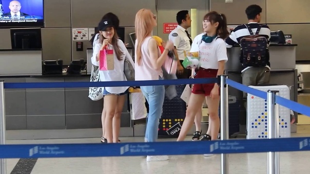 160731 IOI at LAX PINKY KISSING