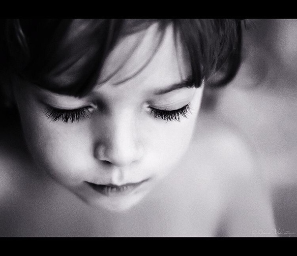 детские глаза. ребенок закрыл глаза.