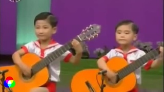 Мурка на гитаре.  Играют корейские дети.