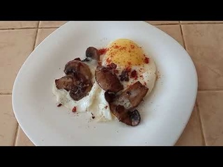 Яичница с шампиньонами и луком. Scrambled eggs with champignons and onions.