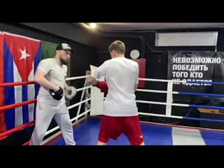 Константин Пономарев держит на лапах перворазрядика. Зал бокса на Ленинском. #boxing #moscowboxing