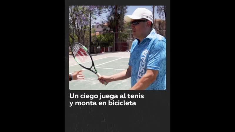 Un mexicano ciego juega al tenis, monta en bicicleta y trabaja como director