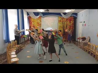 Оранжевый венок Евтодьевой Аллы /вход подготовительной группы на праздник/