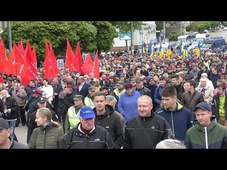 Сутички, штовханина та пісні - як житомиряни збирались на ходу на майдані Перемоги