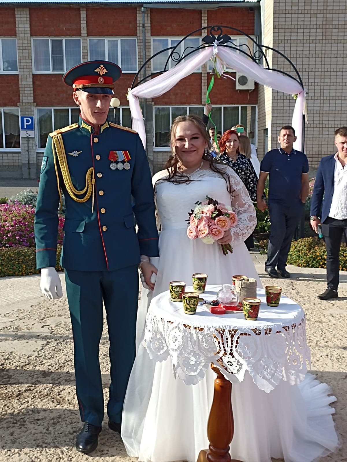 Сегодня, 6 октября, яркая золотая осень благословила на долгую и счастливую семейную жизнь молодых супругов Андрея и Елизавету Петровых.