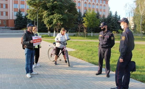 Достоин уважения . Герои не кончаются - каждый день все новые лица. В Гомеле на одиночный пикет в поддержку солигорского шахтера вышел преподаватель. Он задержан. Я представил, что должен