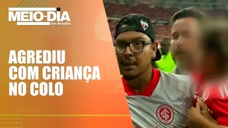 Com criança no colo, torcedor do Internacional invade campo e agride jogador do Caxias